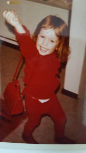 Kindheitsfoto von einem Mädchen mit Handtasche