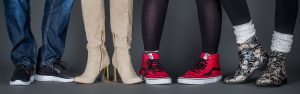 Mehrere Personen stehen Nebeneinander. Zu sehen sind nur die Schuhe