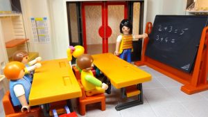 Playmobil Figuren lernen in der Schule